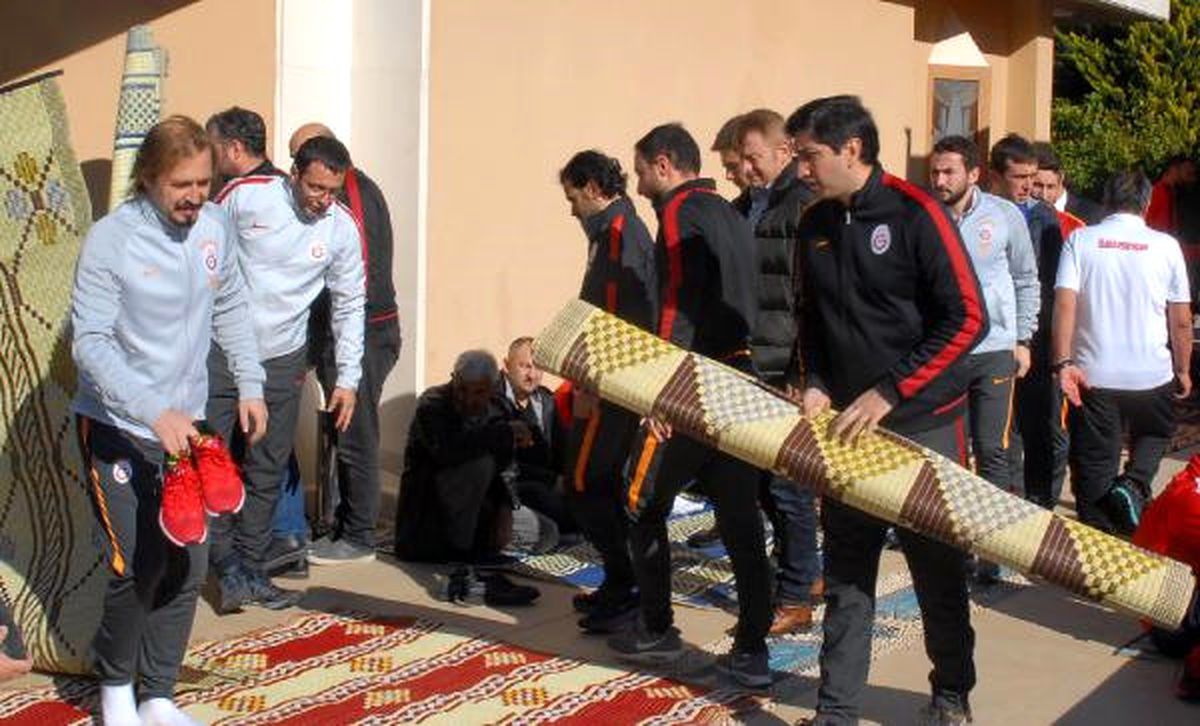 Futbolcular, Dinler Bahçesi\'nde Cuma Namazı Kıldı