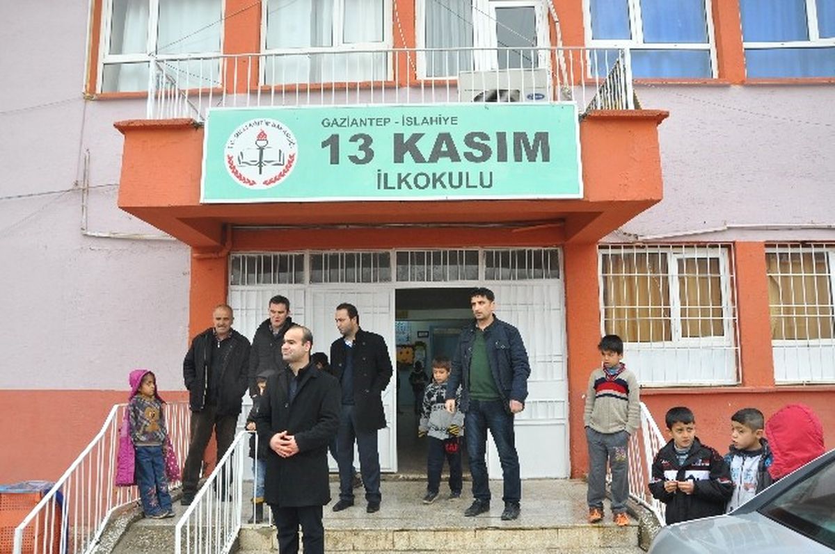 Hayırseverler, Çocuklar Üşümesin Diye Kolları Sıvadı