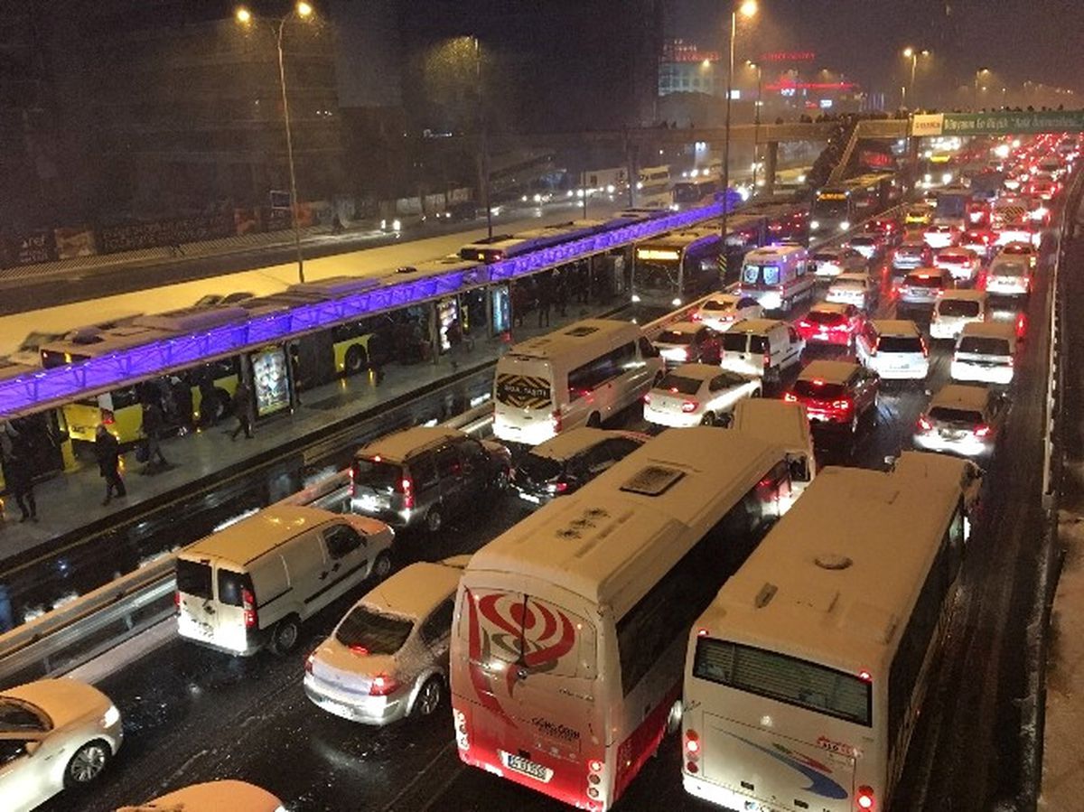 İstanbul\'da Eve Dönüş Yolu Çileye Dönüştü