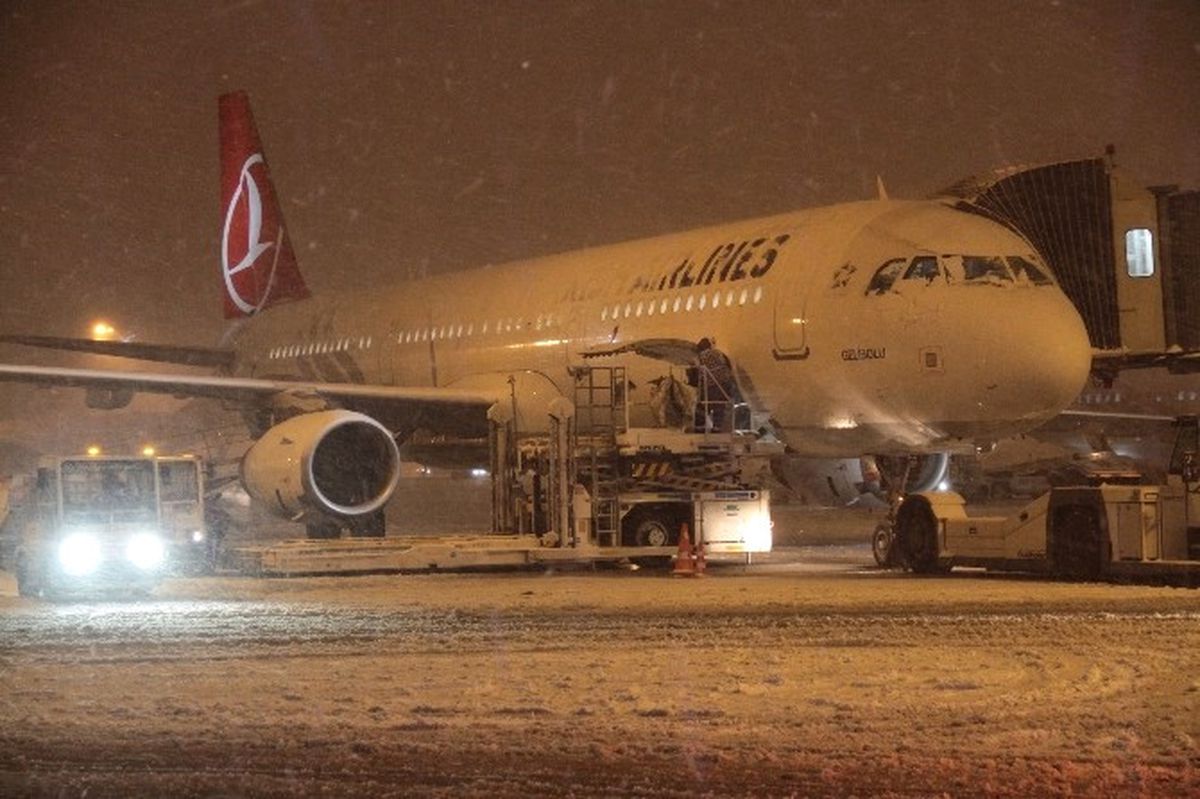 İstanbul\'da Hava Trafiğine Kar Engeli