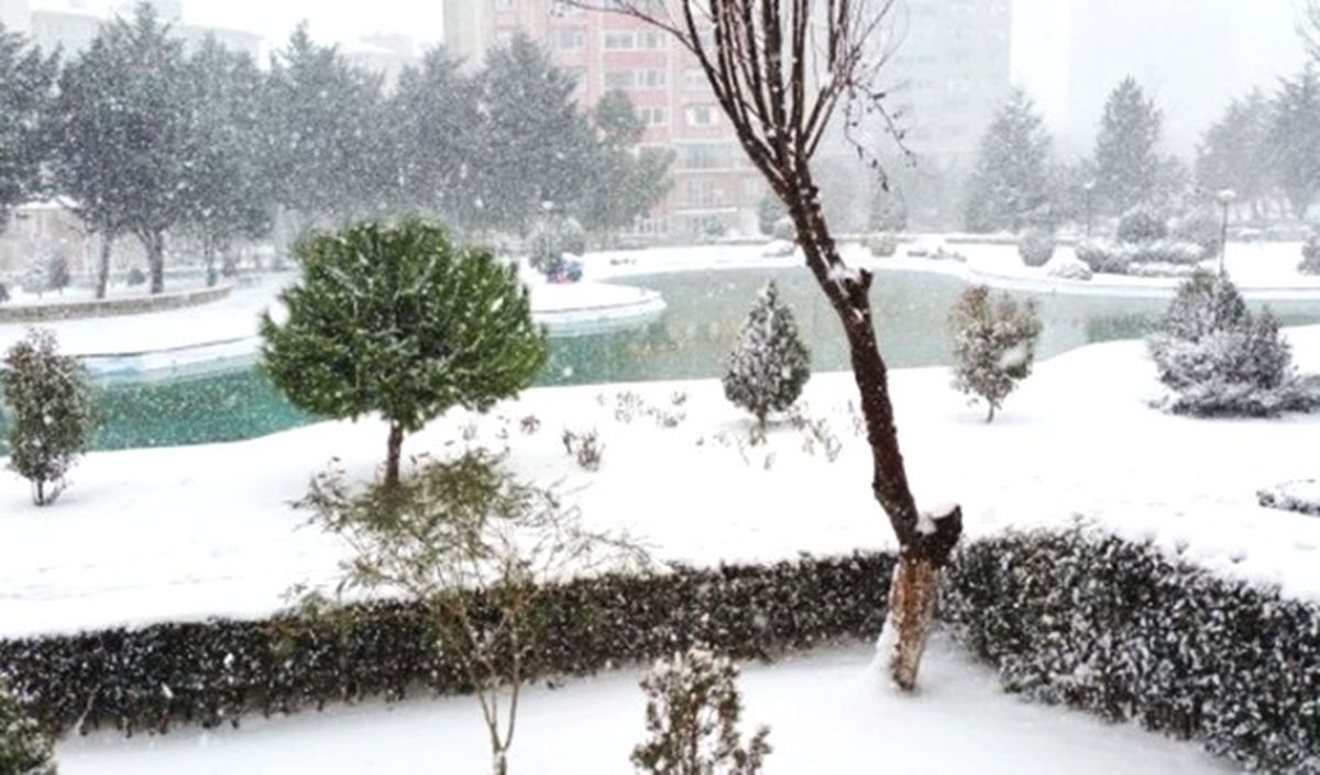 İstanbul\'da Kar Yağışı Başladı, Trafik Felç!