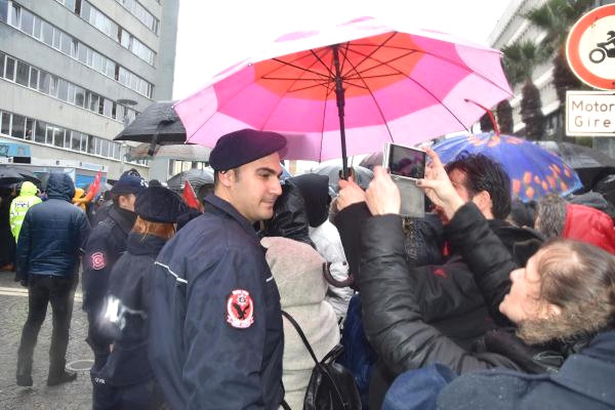 İzmir Adliyesi\'nde Şehit Polis ve Mübaşir İçin Hüzünlü Tören (2)