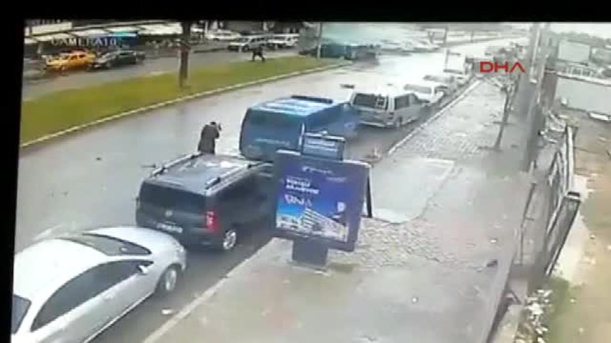 Izmir Adliyesi\'nde Şehit Polis ve Mübaşir Için Hüzünlü Tören