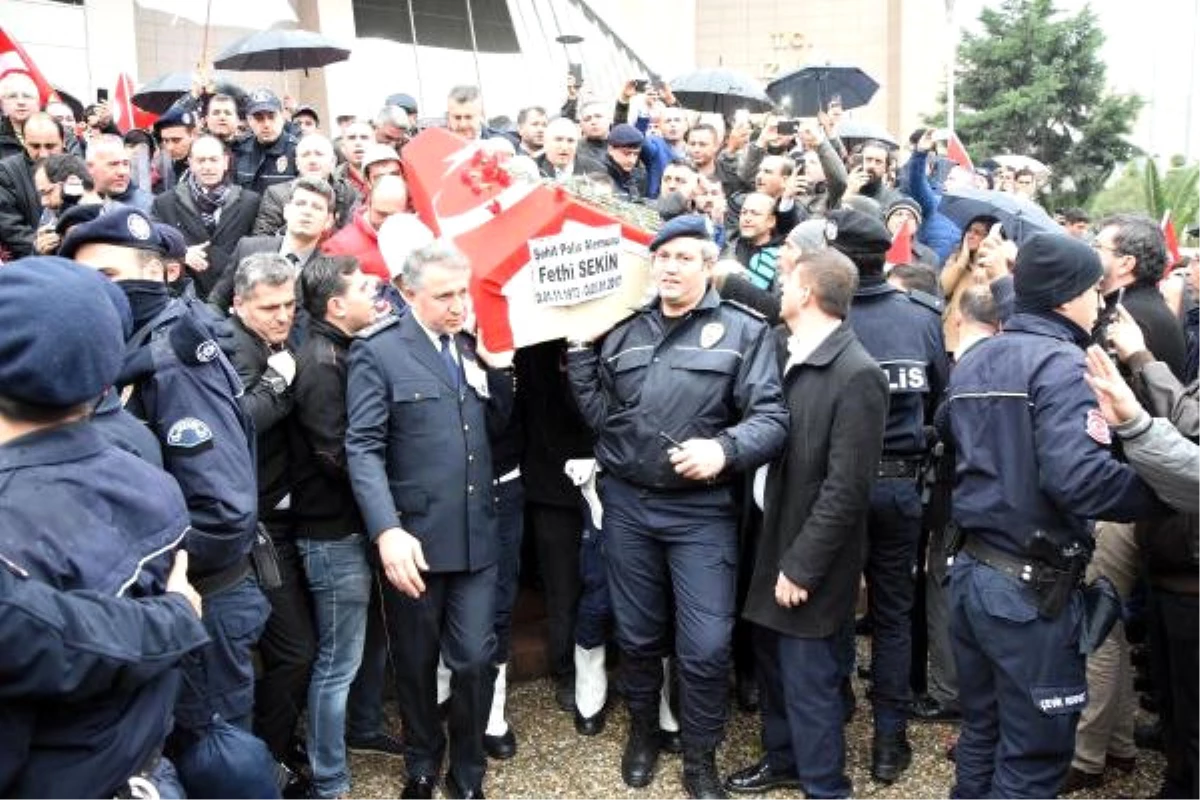 İzmir Adliyesi\'nde Şehit Polis ve Mübaşire Hüzünlü Tören