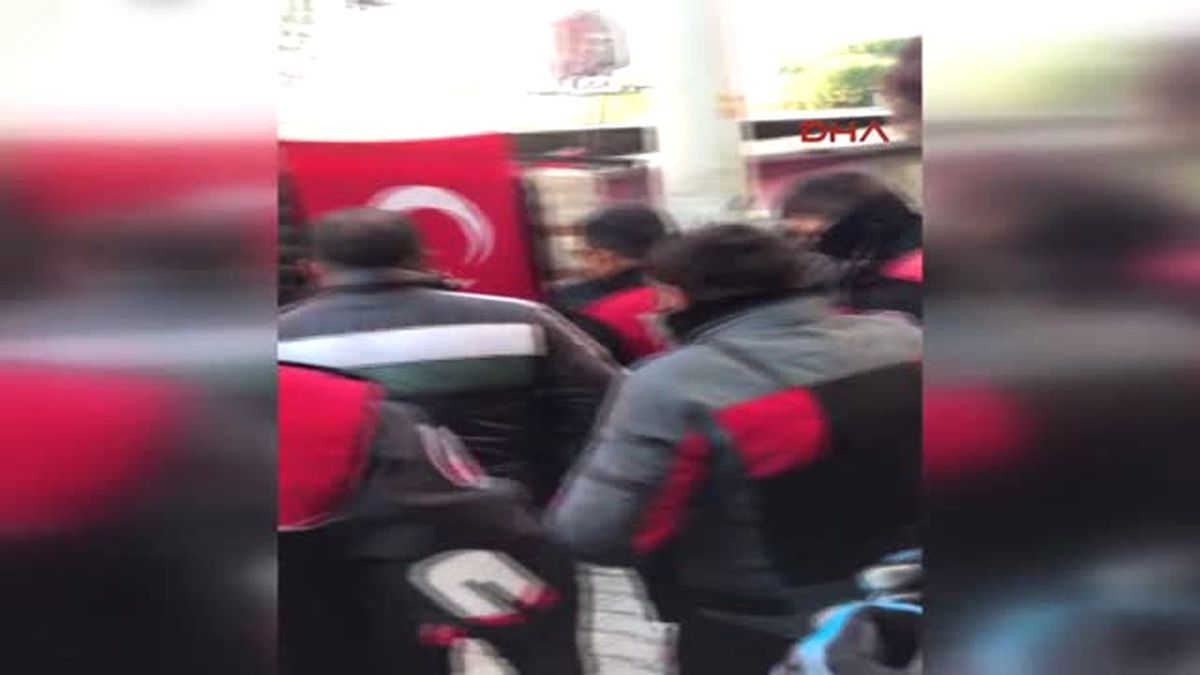 Izmir Şehit Polis Fethi Sekin\'in 2 Hafta Önce Başka Bir Şehit Evine Taziyesinden Görüntü