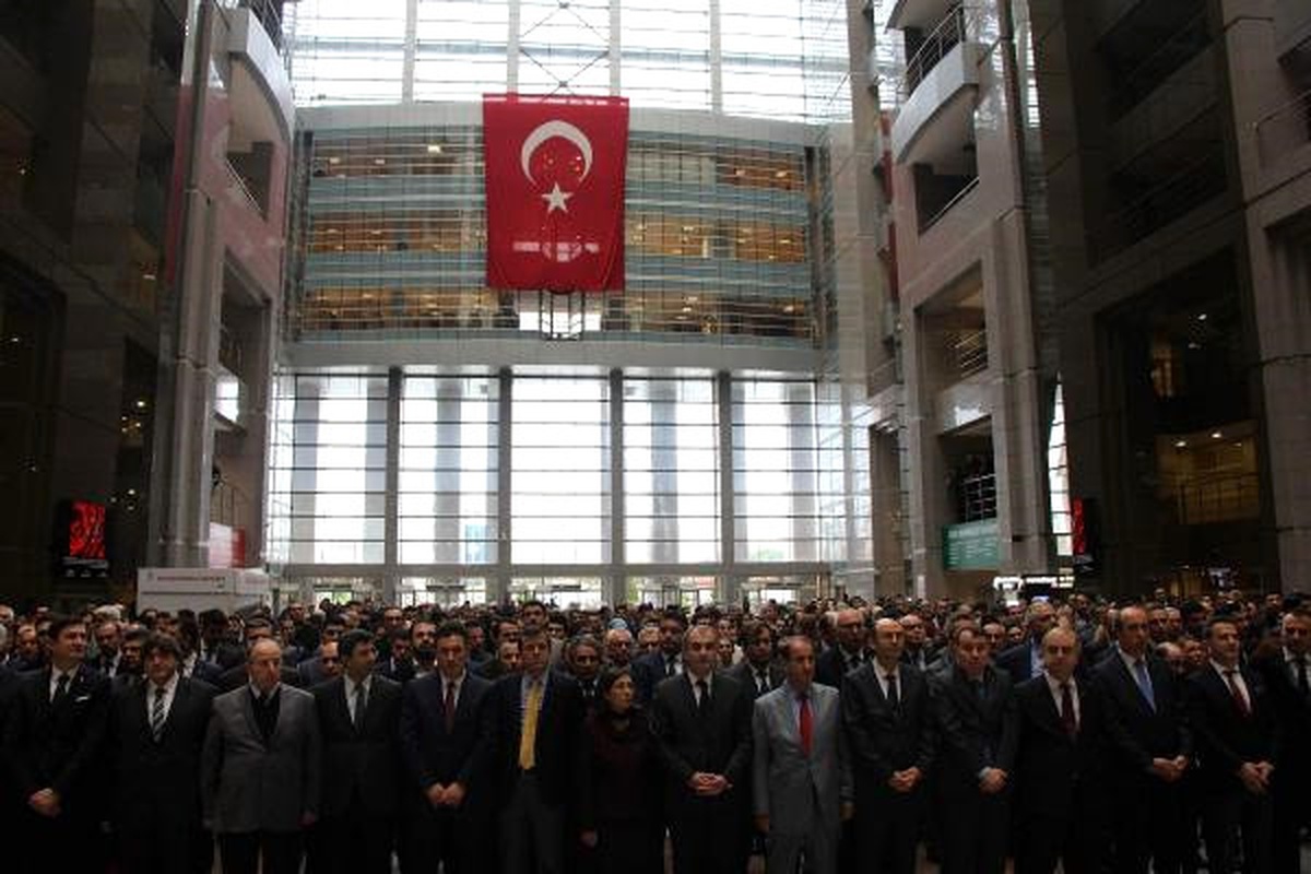 İzmir Şehitleri İçin İstanbul Adalet Sarayı\'nda Saygı Duruşu