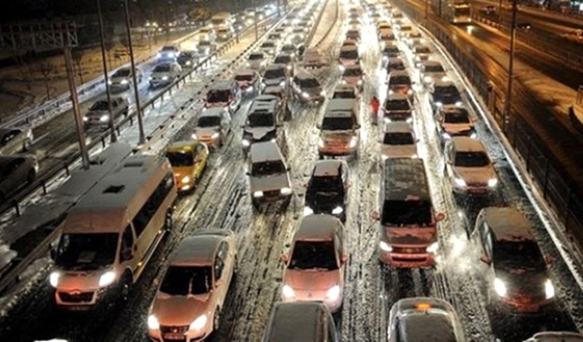 İstanbul Trafiğini Kar Vurdu: Yoğunluk Yüzde 90