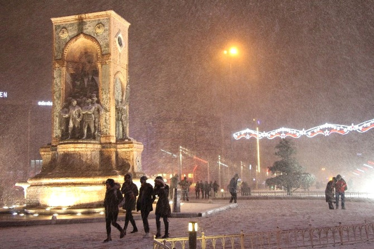 Kar Yağışı Taksim Meydanı\'nı Beyaza Bürüdü