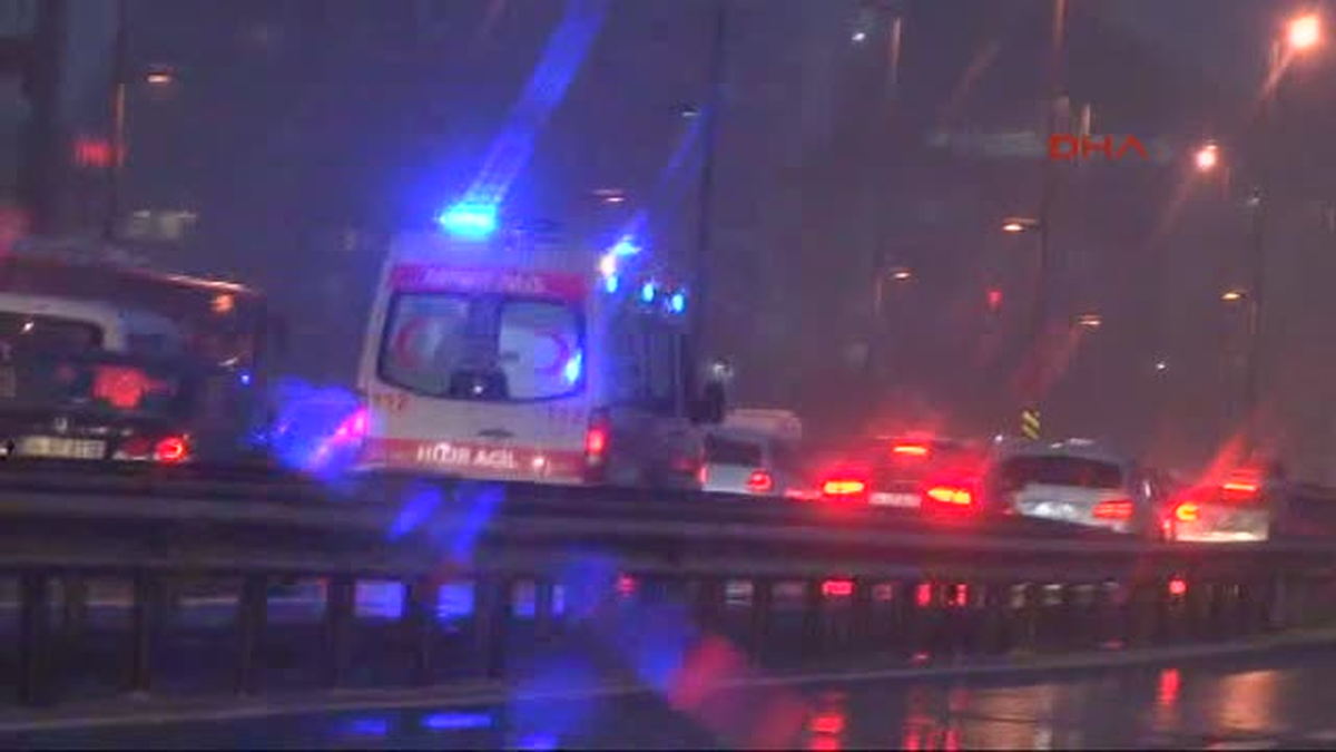 Kar Yağışının Etkisini Artırdığı Istanbul\'da Trafik Yoğunluğu Yüzde 90\'a Ulaştı