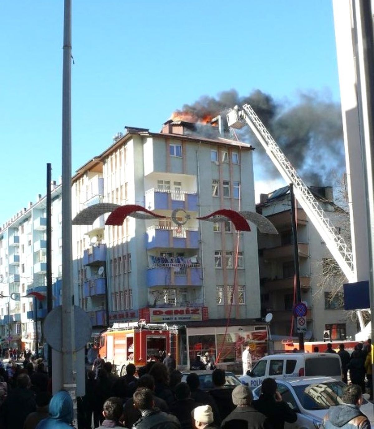 Kastamonu\'da Apartman Çatısı Alev Alev Yandı