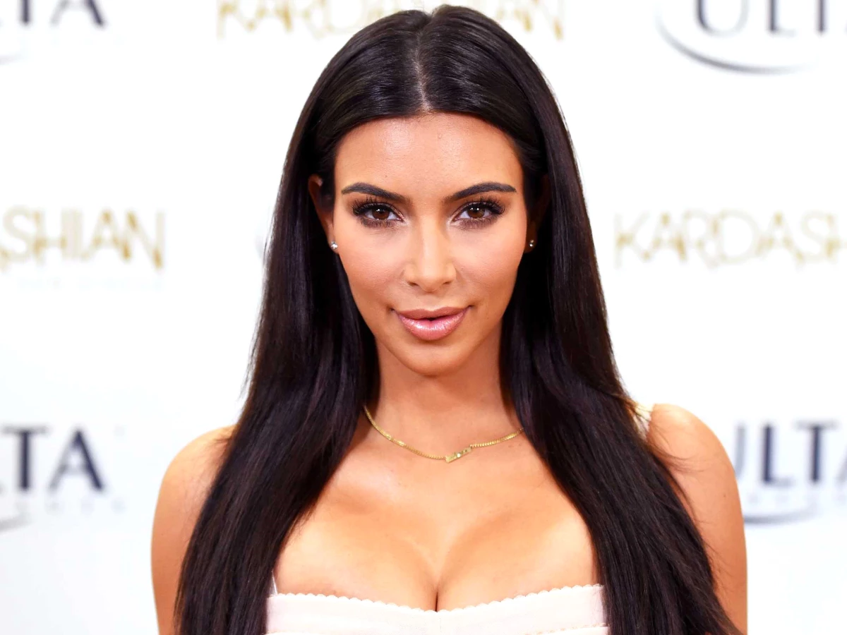 Kim Kardashian\'ın Orak-Çekiçli Kıyafeti Olay Oldu