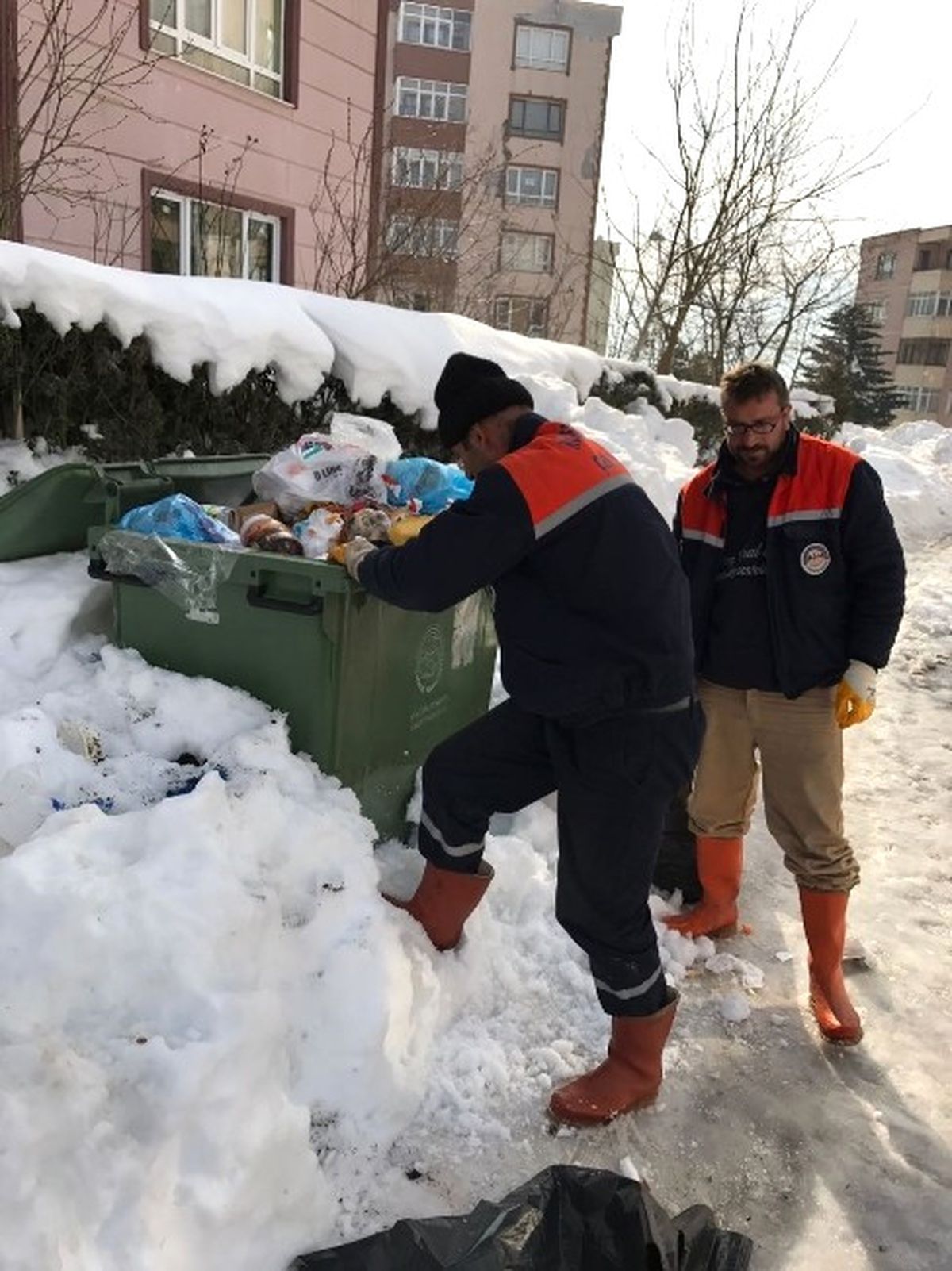 Körfez\'de Çöp Toplama Çalışmaları Devam Ediyor
