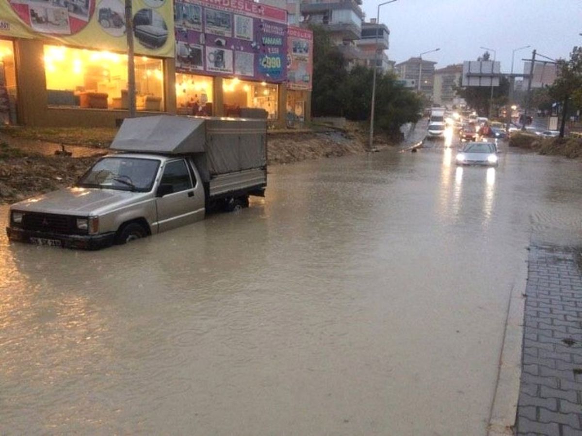 Kuşadası\'nda Caddeler Göle Döndü