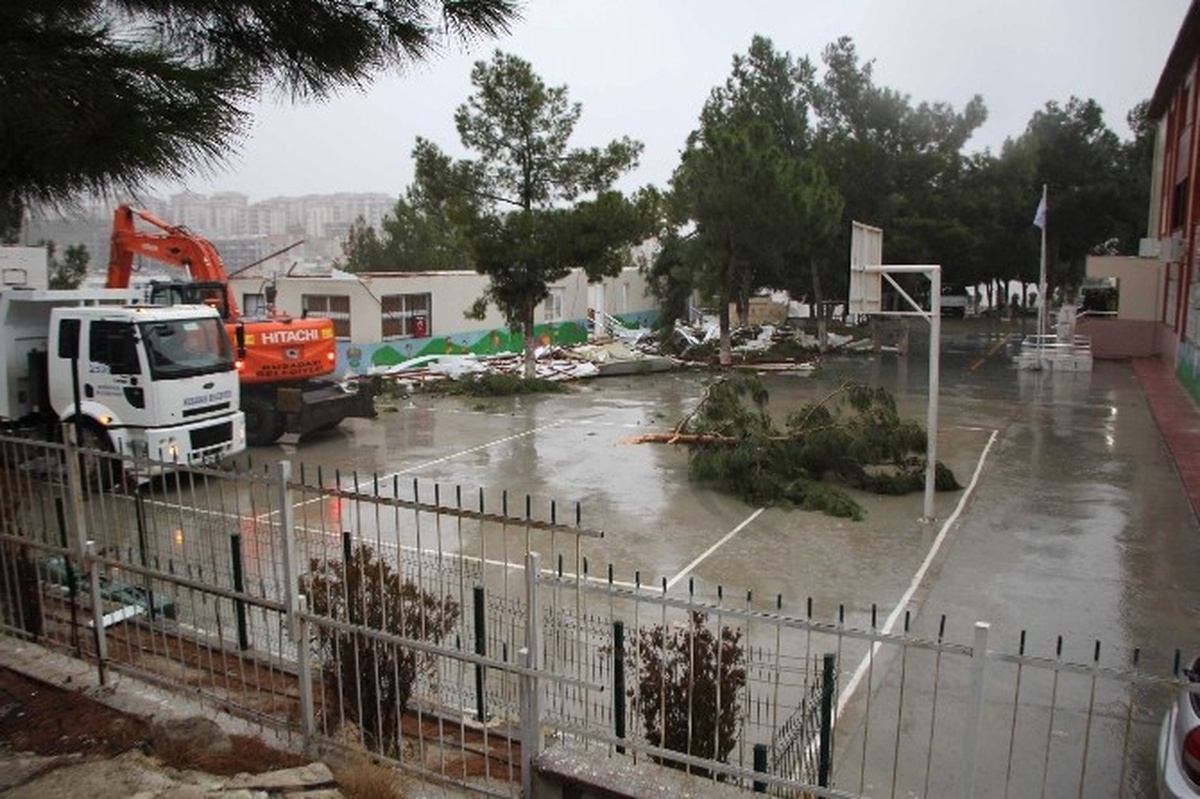 Kuşadası\'nda Okulun Çatısı Uçtu, 1 Çocuk Hafif Yaralandı