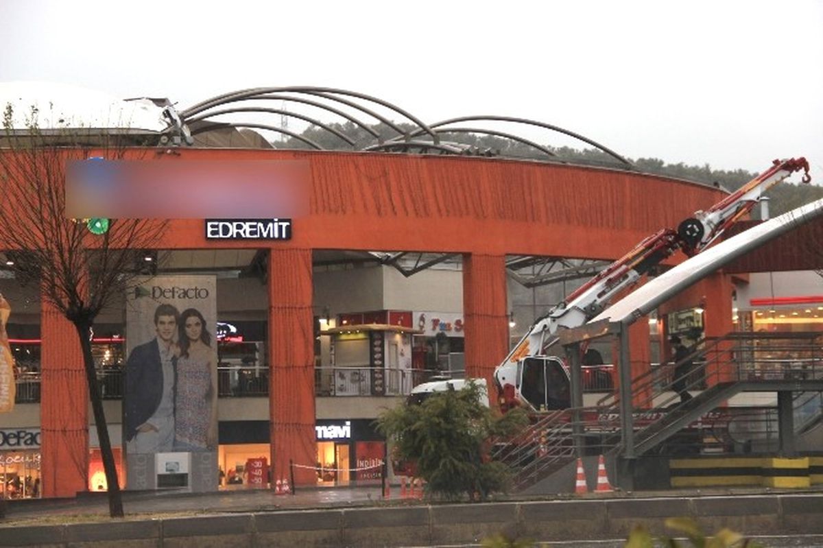 Lodos Avm\'nin Çatısını Uçurdu