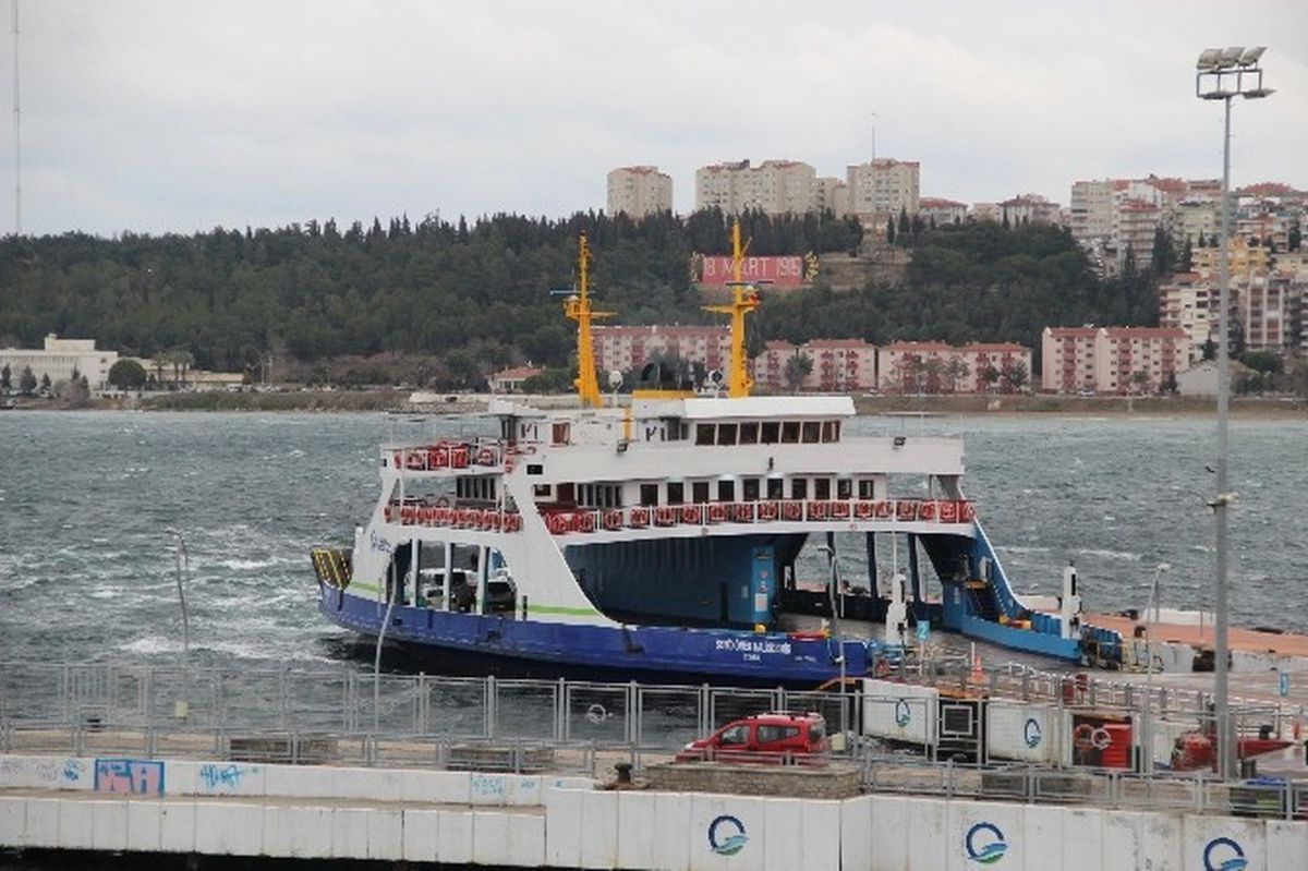 Lodos İzmir\'de Vapur Seferlerini Vurdu