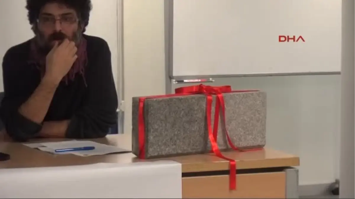 Martı Projesinin Mimari Hakan Kıran\'a, \'Beton\' Hediyesi