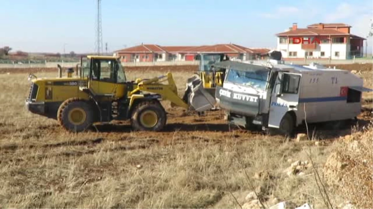 Midyat\'ta Polis Toma Aracı Şarampole Uçtu