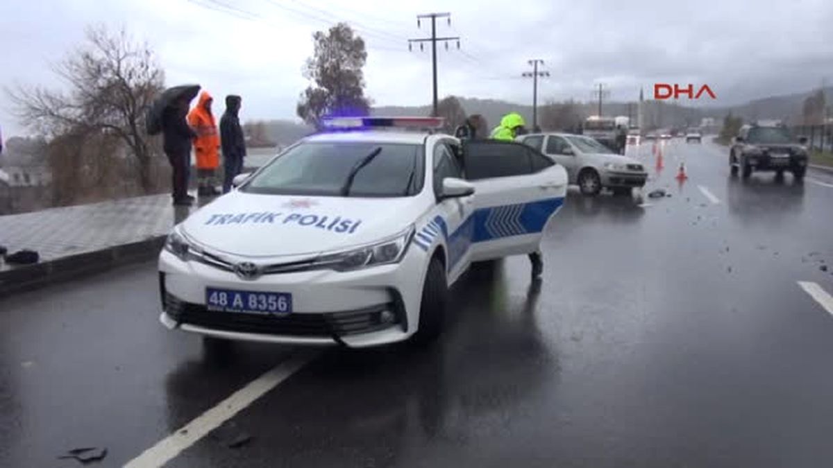 Muğla\'da Kaza Tutanağı Tutan 2 Polise ve Vatandaşa Çarpan Şoför Kaçtı