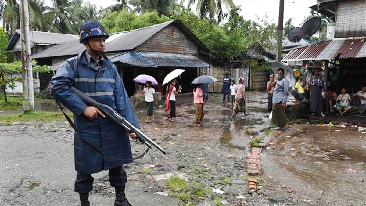 Myanmar Hükümetinin Reddettiği, Arakanlı Müslümanları Döven Polislerin Görüntüleri Ortaya Çıktı