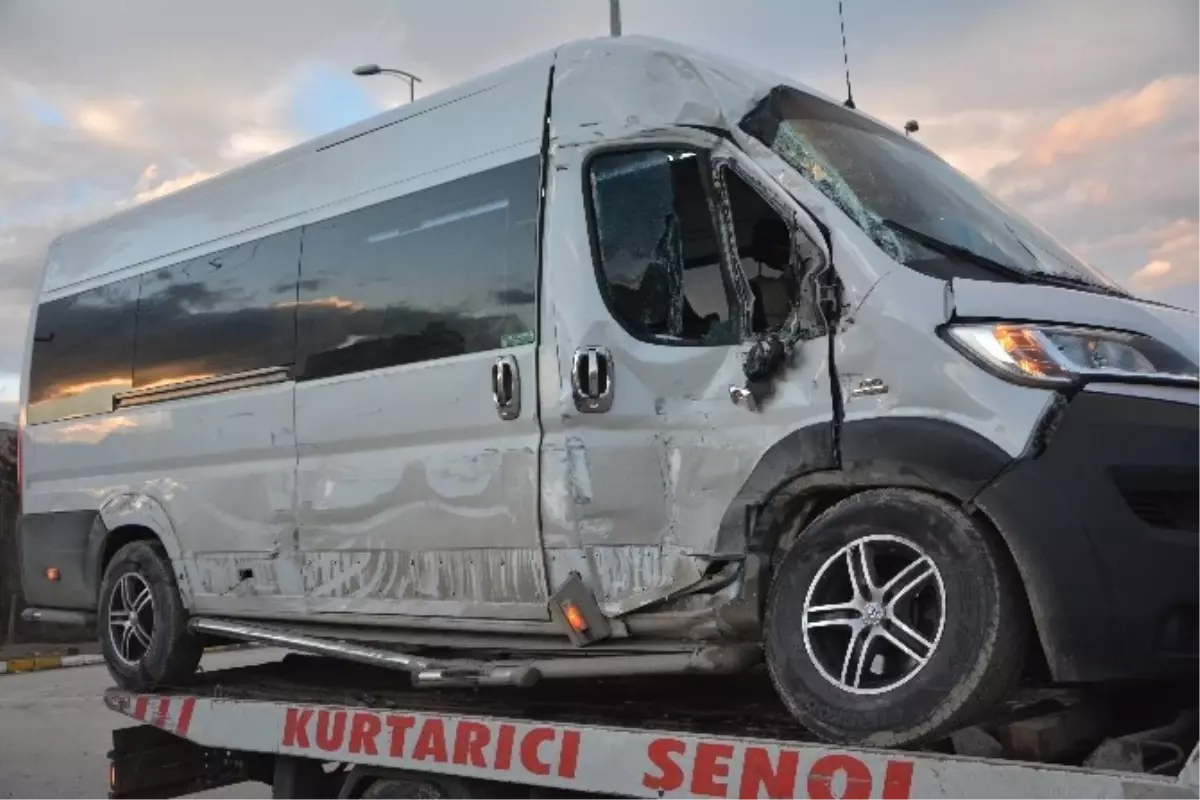 Öğrenci Servisi ile Kamyon Çarpıştı: 5 Yaralı