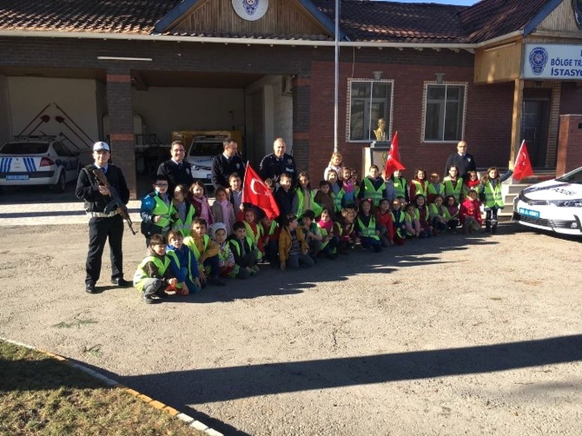 Öğrencilerden Polise Moral
