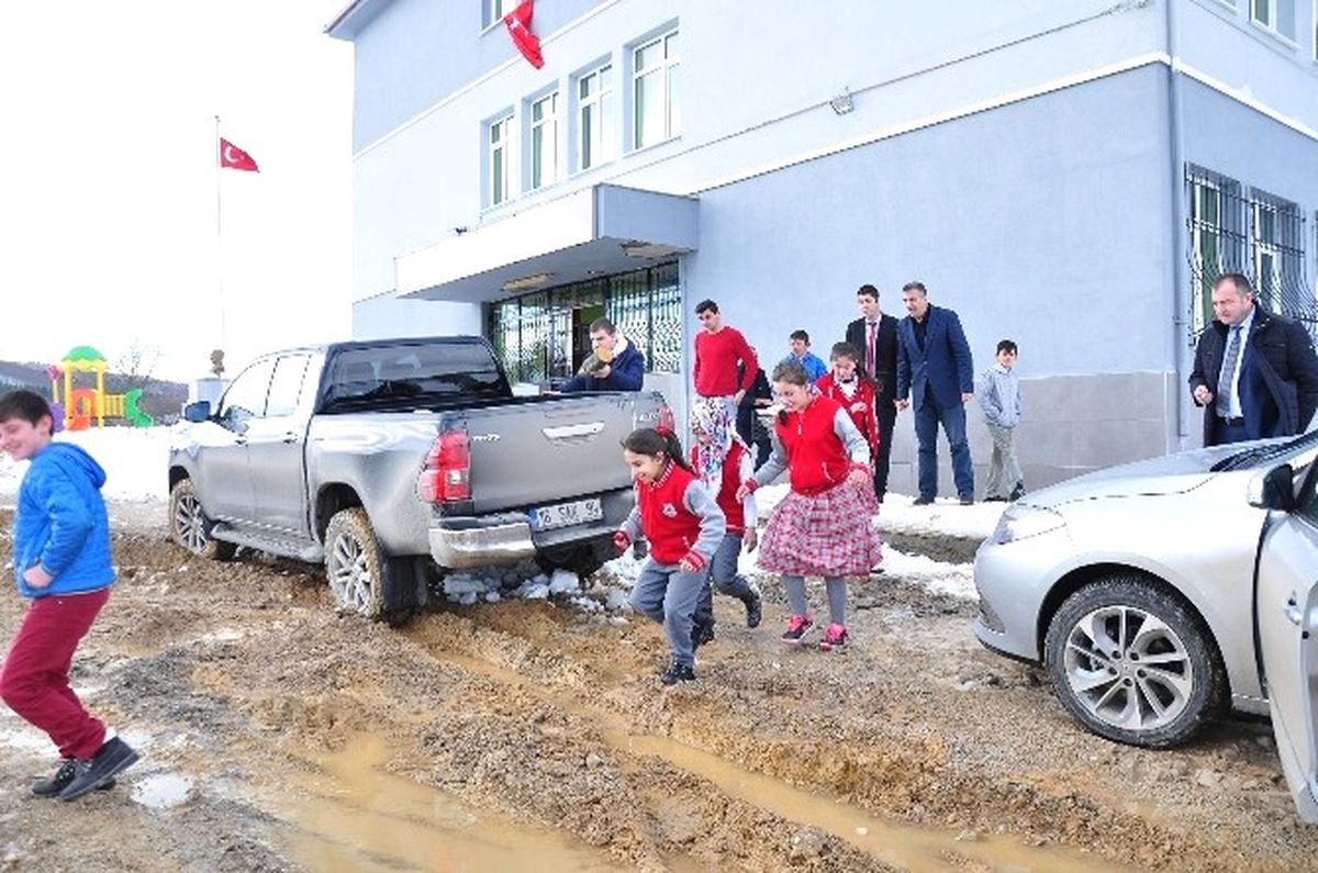 Öğrencilerin Çamur ile İmtihanı