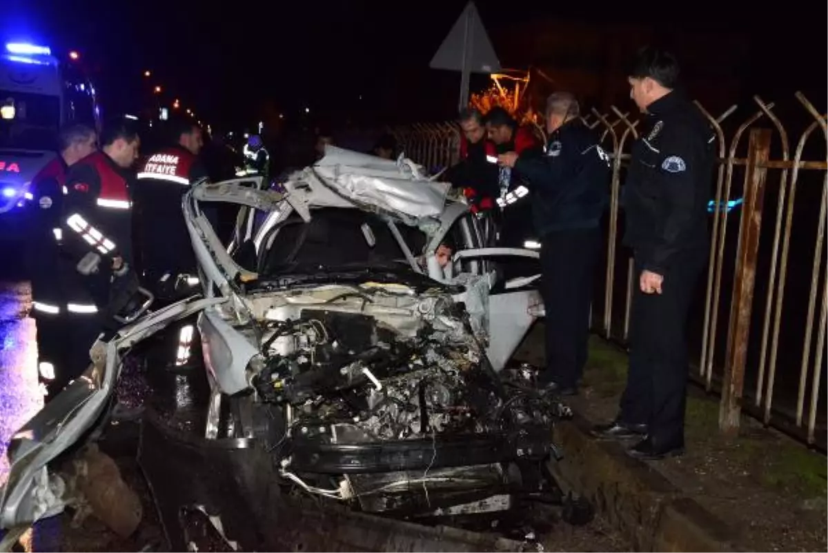 Otomobil, Kamyona Çarptı: 4 Yaralı