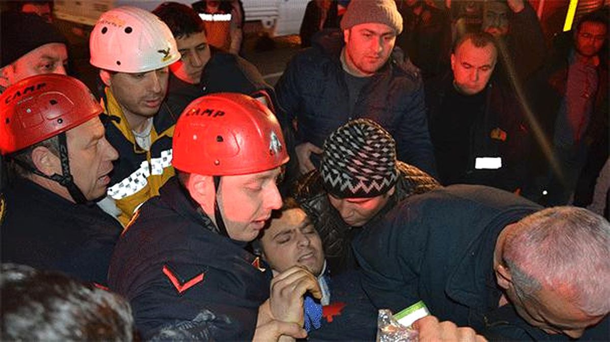 Otomobilde Sıkışan Sürücü Kurtarıldı