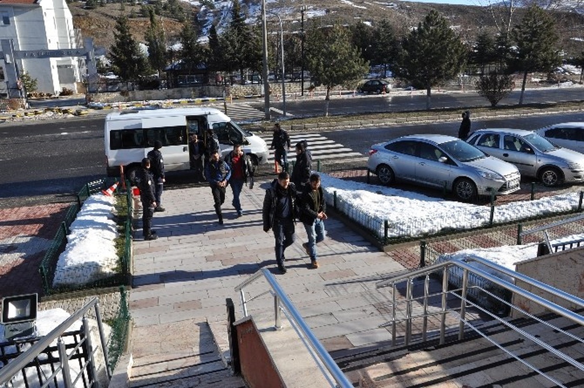 Bozüyük\'te Yakalanan 5 Zehir Taciri Tutuklandı