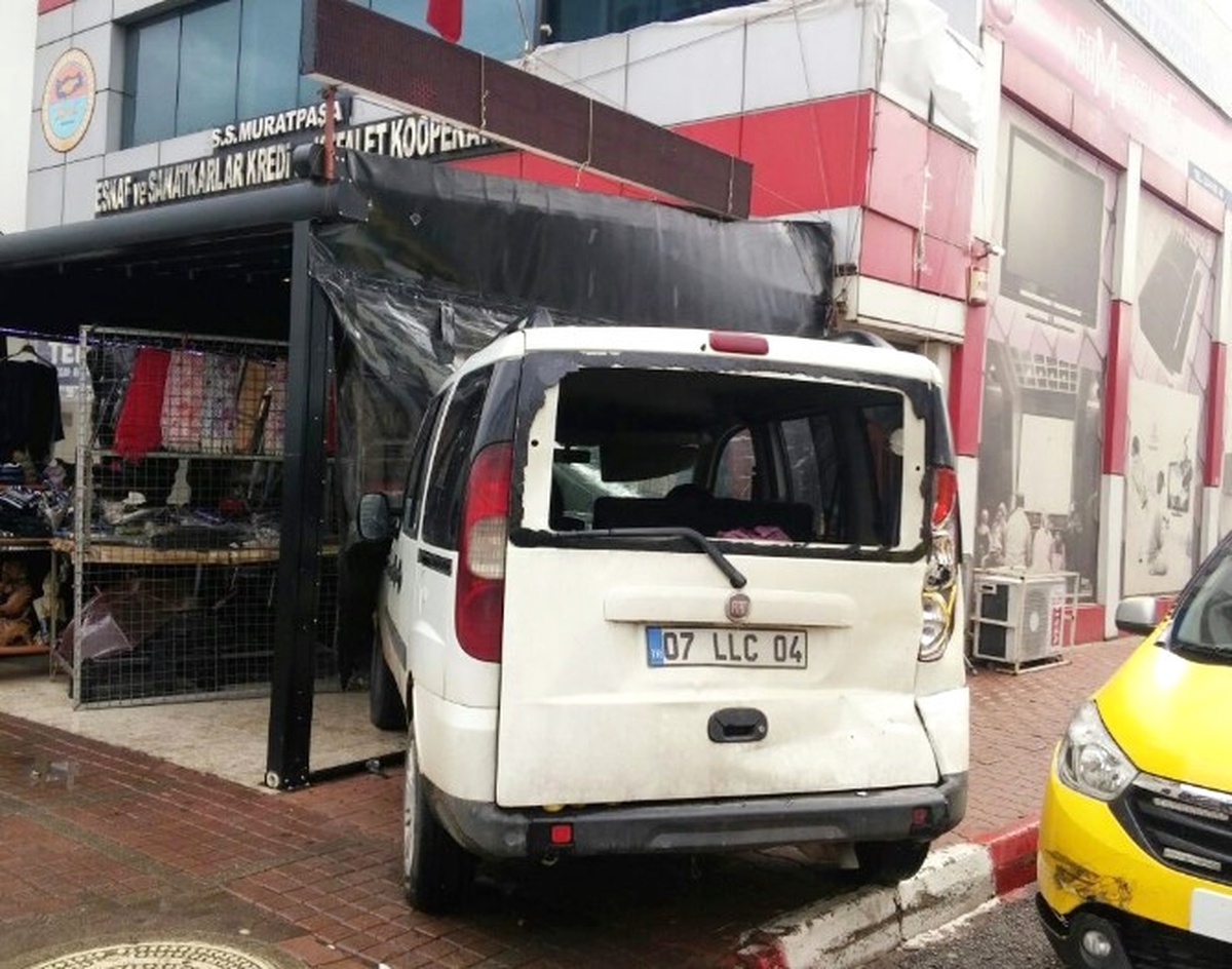Halk Otobüsü ile Çarpışan Otomobil İş Yerine Girdi