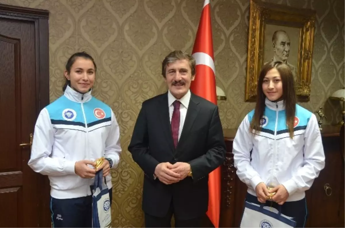 Rektör Çapoğlu, Avrupa 3.\'sü Olan Badminton Takımını Ödüllendirdi