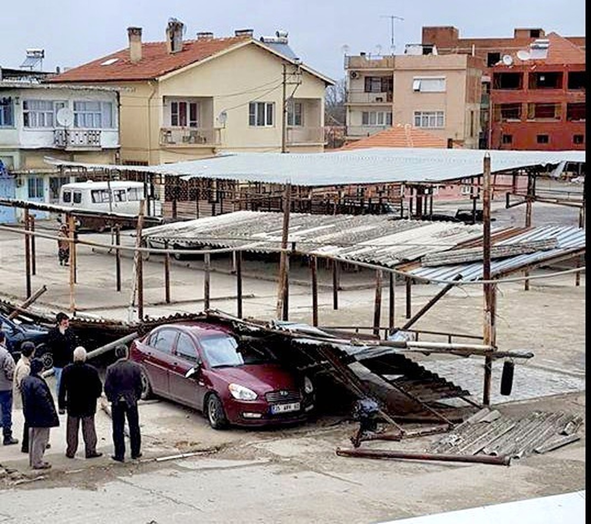 Söke\'de Fırtına Pazaryerinin Çatısını Uçurdu