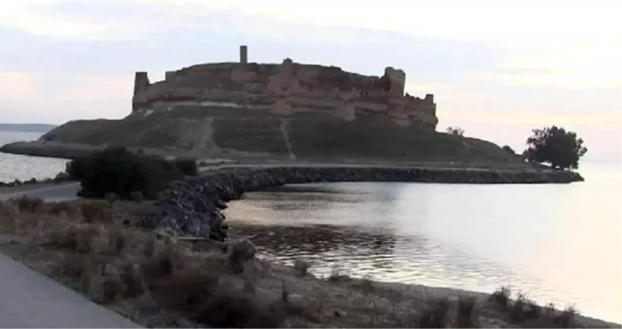 Süleyman Şah Türbesinin Bulunduğu İlk Yer Olan Caber Kalesi PKK\'nın Eline Geçti