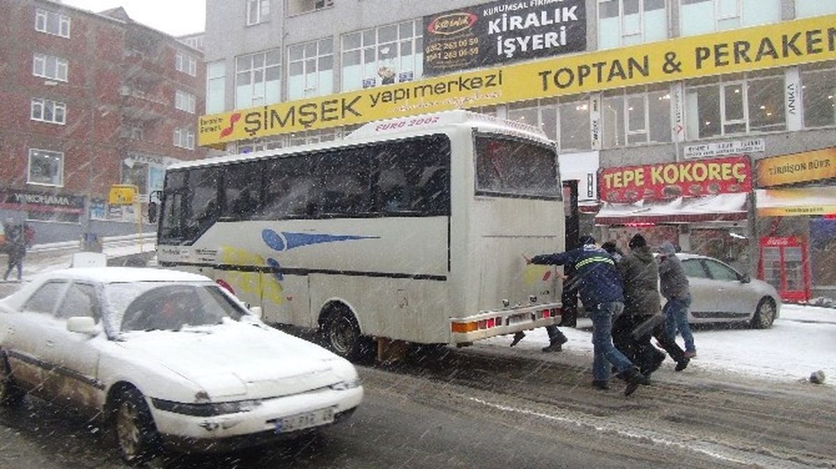 Tekirdağ\'da Kar Hayatı Felç Etti