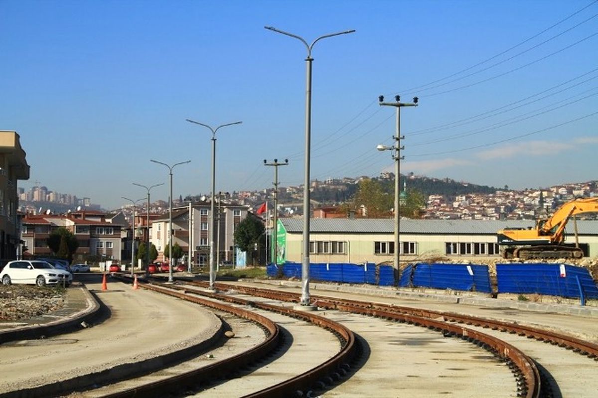 Tramvayda Enerji Hattı Direkleri Monte Ediliyor