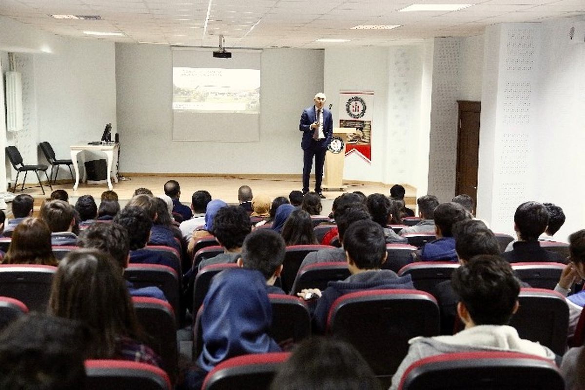 Üniversite Adayları Doğru Kariyer Planlamasını Rektör Yılmaz\'dan Dinledi