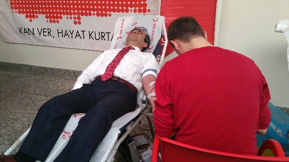 Vali Güzeloğlu, Kan Bağışında Bulundu