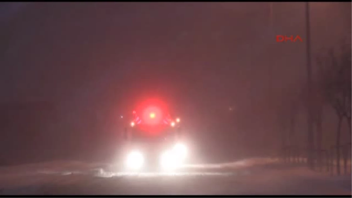 1- Kar Yağışı Nedeniyle Tem Otoyolu\'nda Çok Sayıda Sürücü Mahsur Kaldı
