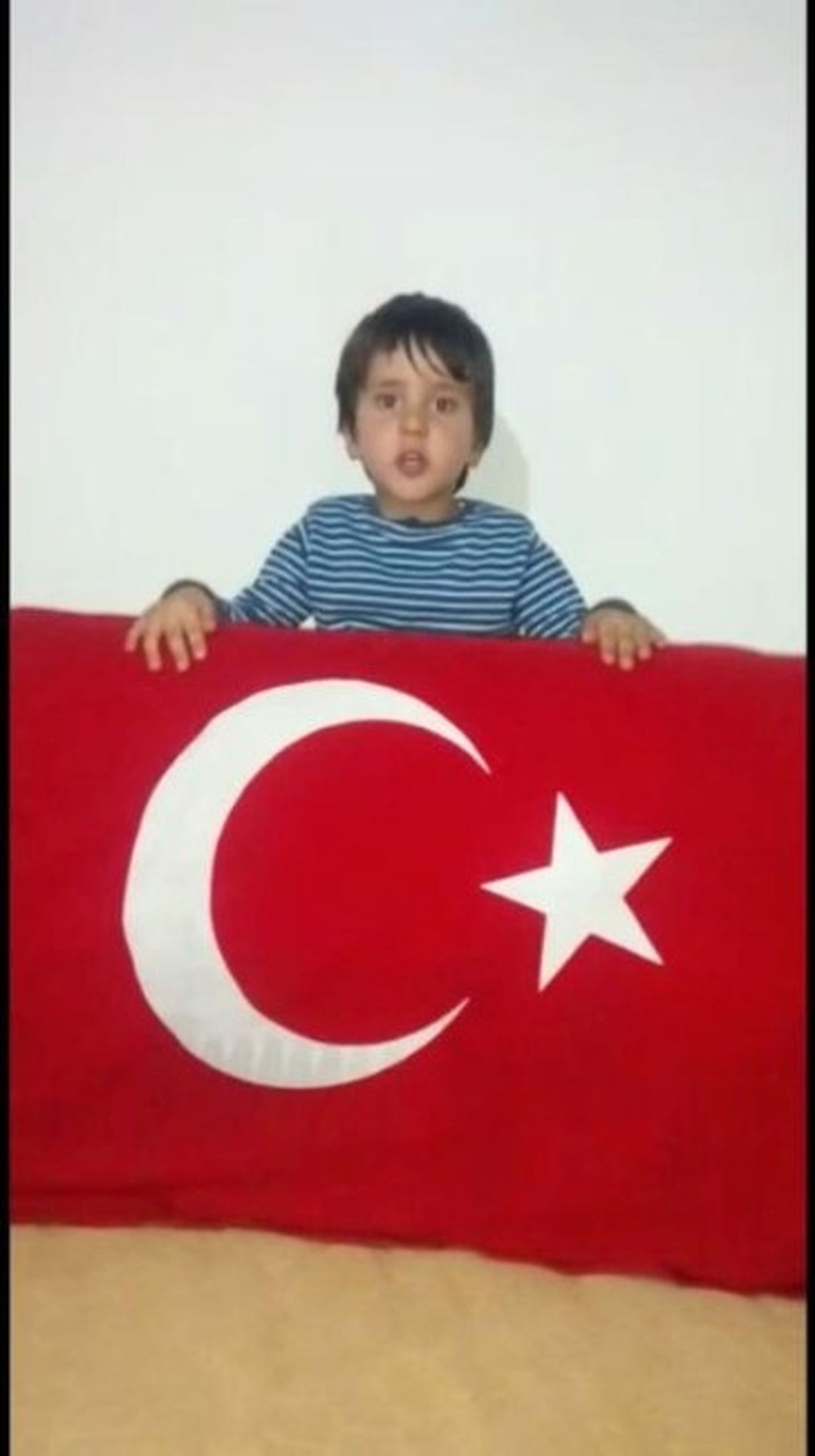 6 Yaşındaki Alp, Vatan Sevgisini Şarkı Söyleyerek Dile Getirdi