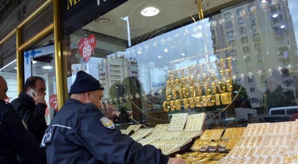 Adana Soyguncu, Taşla Kuyumcu Camını Kıramayınca Kaçtı