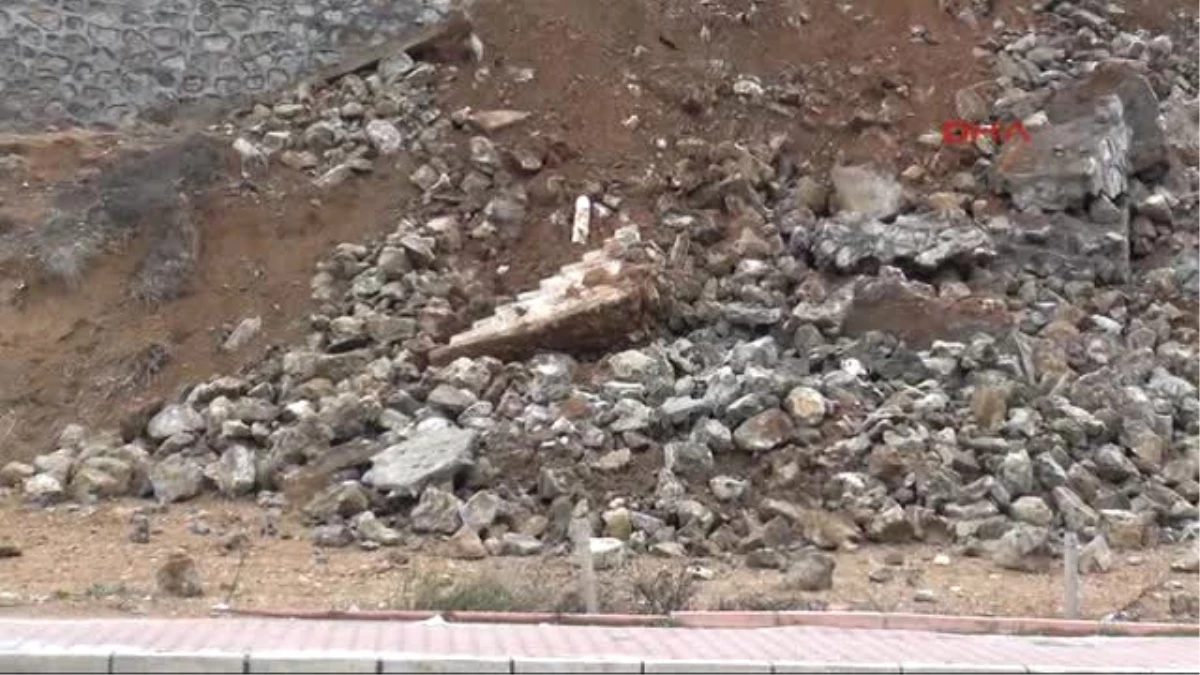 Adana Yağmura Dayanamayan Çevre Duvarı Çöktü