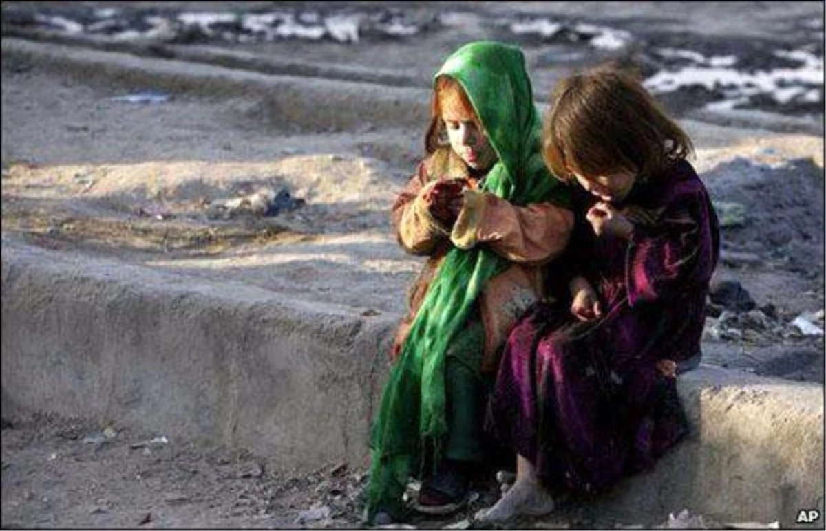 Afganistan\'da Yetim Çocuklara Kışlık Giyim Yardımı