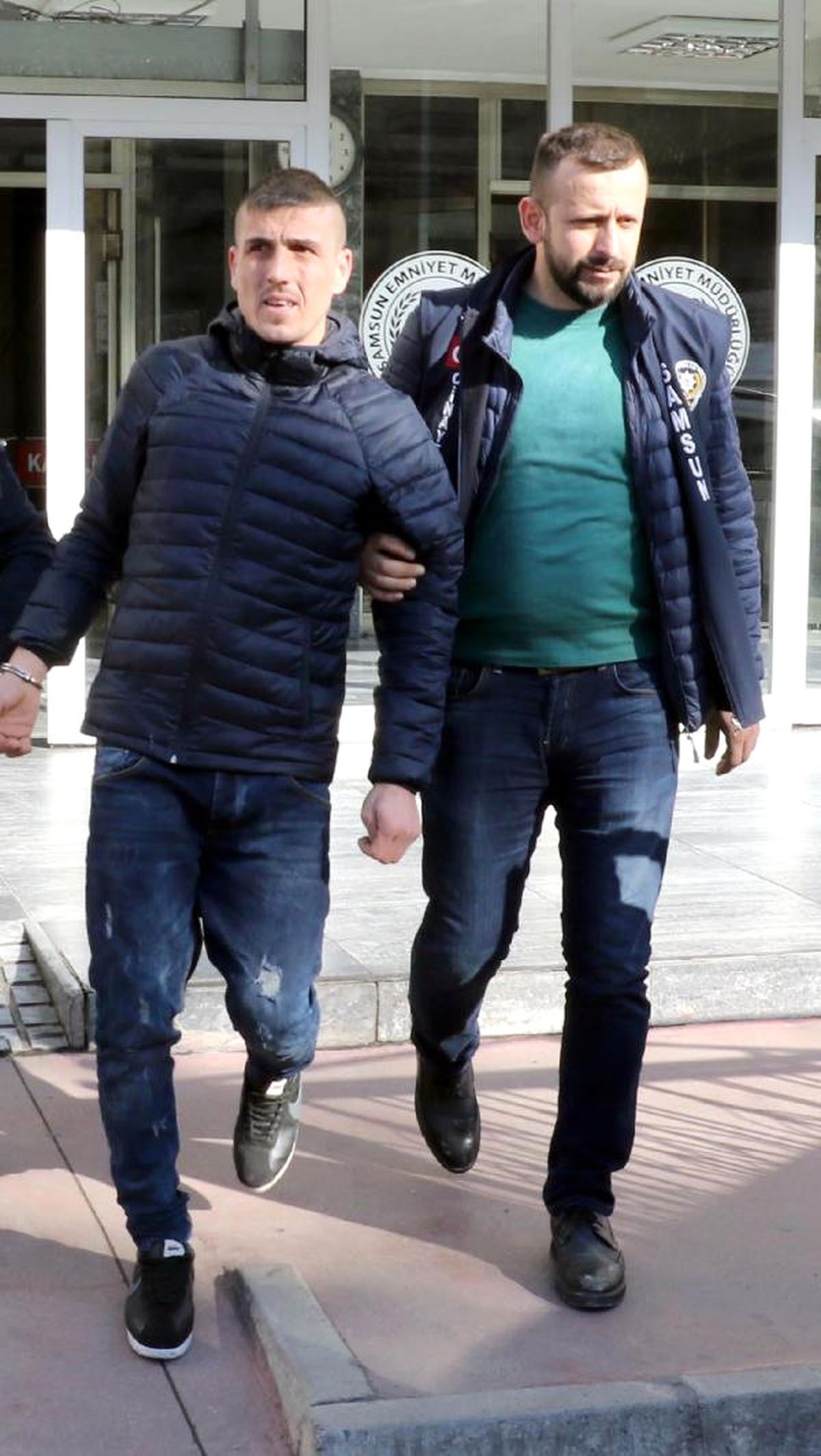 Alkollü Genç, Kendisini Uyaran 2 Kişiyi Bıçakla Yaraladı
