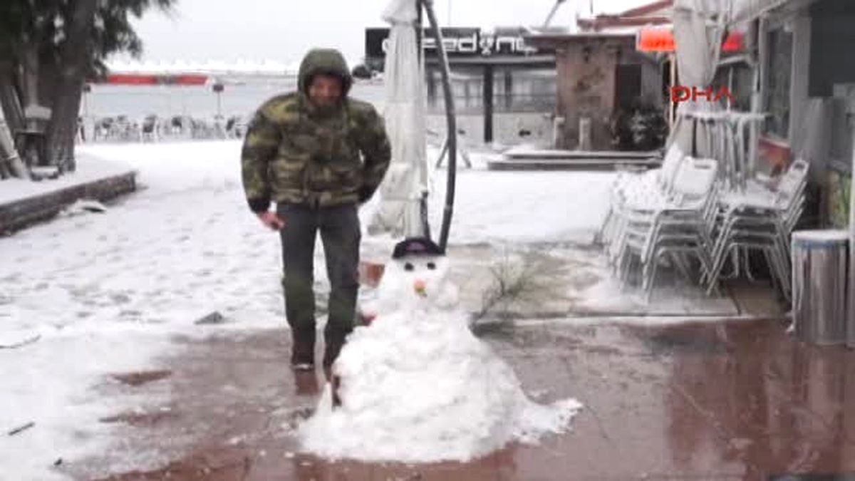 Balıkesir Ayvalık Kent Merkezinde Kar Sürprizi