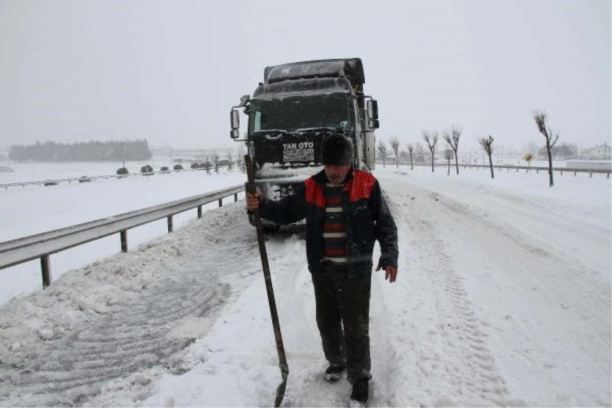 Balıkesir\'de 592 Kırsal Mahallenin Yolu Kapandı