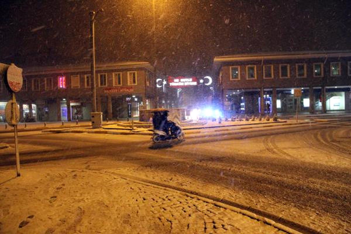 Balıkesir\'de Gün İçinde Yağmur, Gece Kar Etkili Oldu