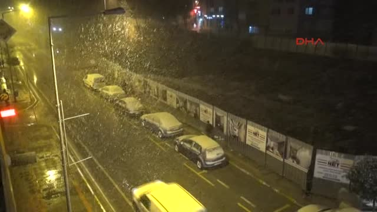 Balıkesir\'de Gün Içinde Yağmur, Gece Kar Etkili Oldu