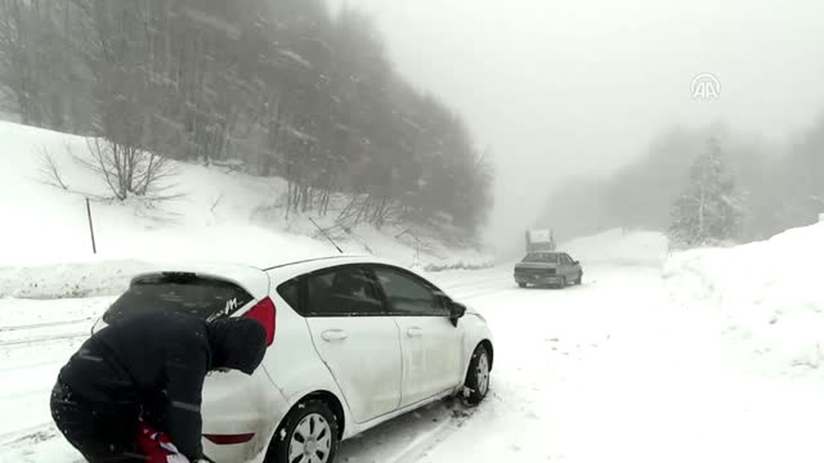 Balıkesir\'de Kar Yağışı Ulaşımı Olumsuz Etkiliyor