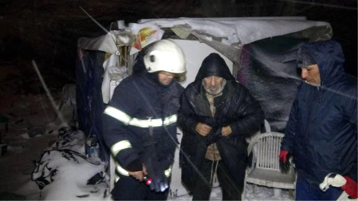 Yaşlı Adam, Yalnız Yaşadığı Barakada Donmak Üzereyken Bulundu